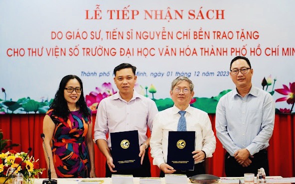 Lễ trao tặng sách của GS.TS. Nguyễn Chí Bền cho Thư viện số Trường Đại học Văn hóa Thành phố Hồ Chí Minh