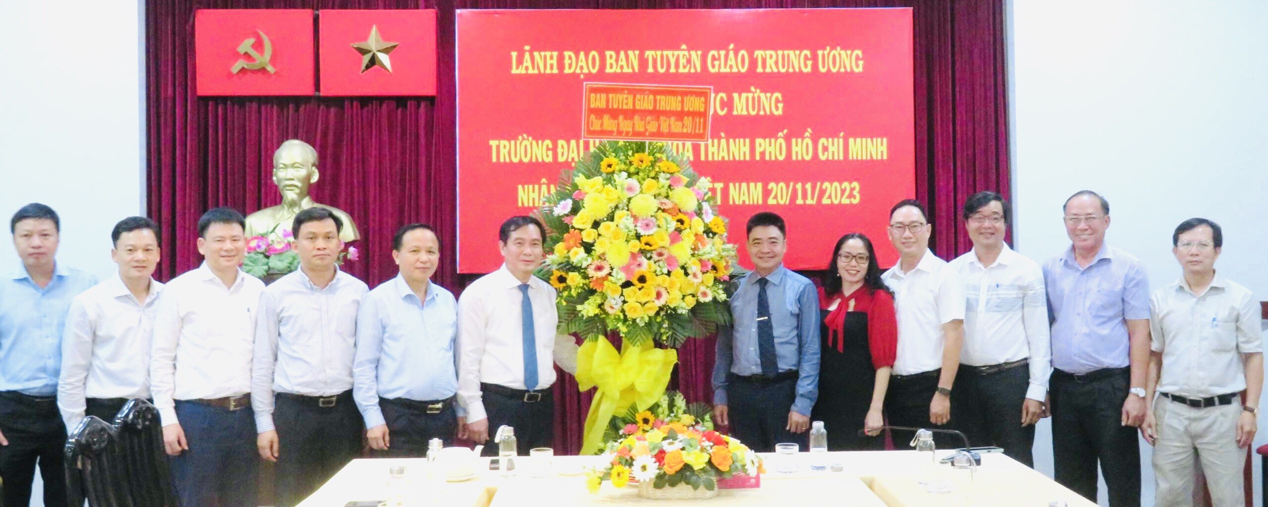 Đoàn công tác của Ban Tuyên giáo Trung ương thăm và chúc mừng 6789betting
 nhân dịp kỷ niệm 41 năm Ngày Nhà giáo Việt Nam 20/11